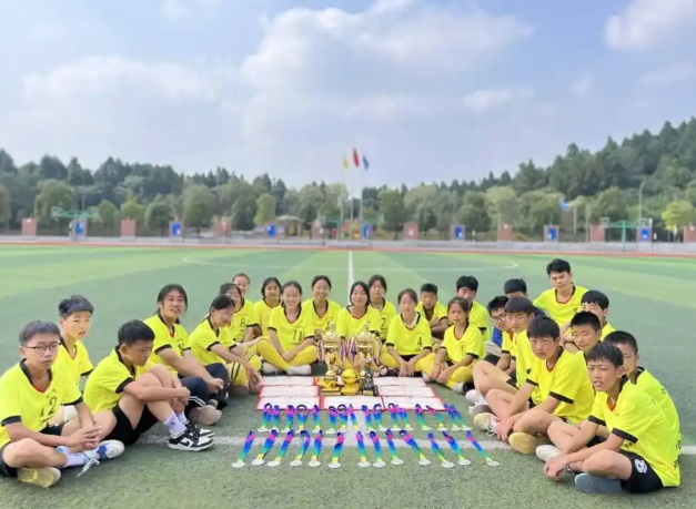 <b>学生双向赋能让书香滋润家庭让人文底蕴与赤色崇奉滋补少年生长</b>