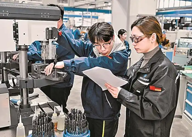 <b>沿系统施行订单班定向班特色学徒制等多元化人才培育形式</b>